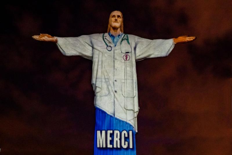 В Бразилии подсветили статую Иисуса таким образом, что он стал выглядеть как врач