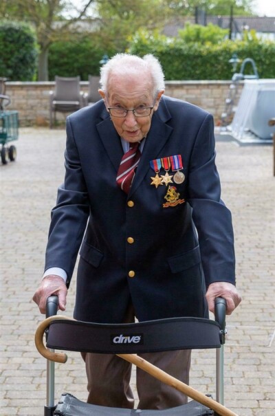 99-летний британский ветеран собрал для медиков 5 миллионов фунтов. Деньги жертвуют за то, что он ходит кругами по двору