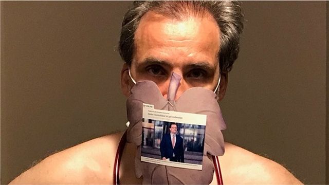 Немецкие врачи устроили "голый протест" из-за нехватки масок