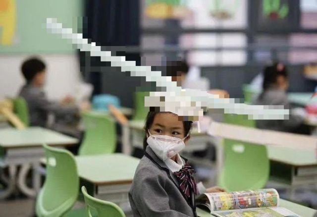 В Китае открылись школы и их руководство придумало, как научить детей держать дистанцию