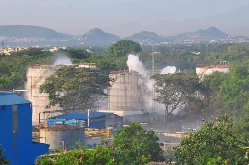 В Индии на химическом заводе произошла утечка газа. Девять человек погибли, сотни пострадали