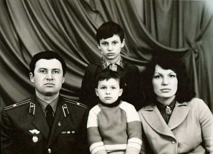 Владимир Кличко с женой и сыновьями – будущими чемпионами по боксу Виталием и Владимиром, СССР, 1980–е