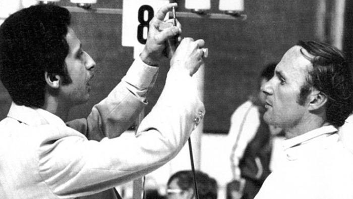 Судья проверяет шпагу Бориса Онищенко на Олимпийских Играх 1976 года, Монреаль, Канада
