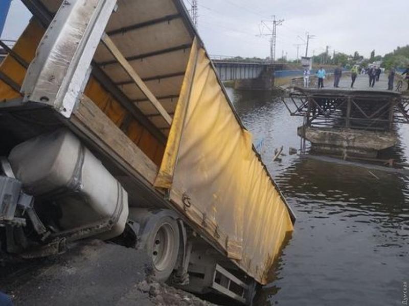 Появилось видео момента обрушения моста вместе с фурой на Днепропетровщине
