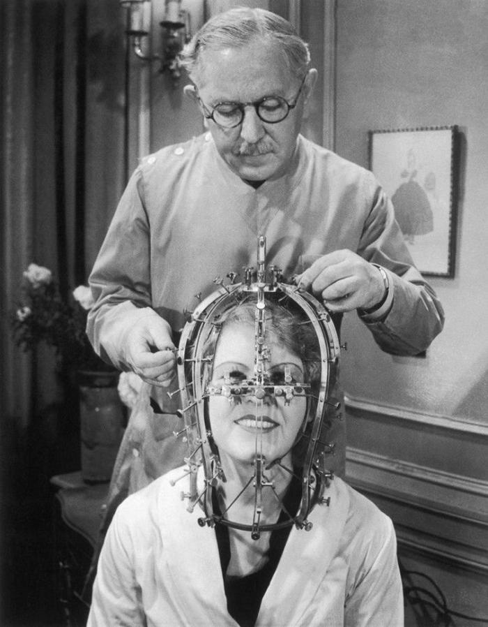 Макс Фактор снимает мерки с актрисы Марджори Рейнольдс, 1934 год, США