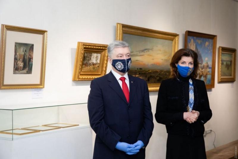 Порошенко открыл выставку «контрабандных» картин