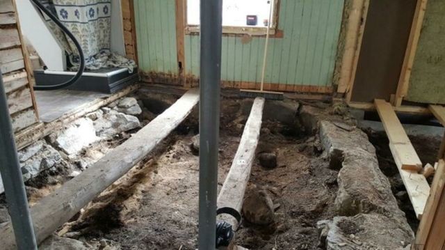 В Норвегии семейная пара ремонтировала дом и обнаружила под полом могилу викинга