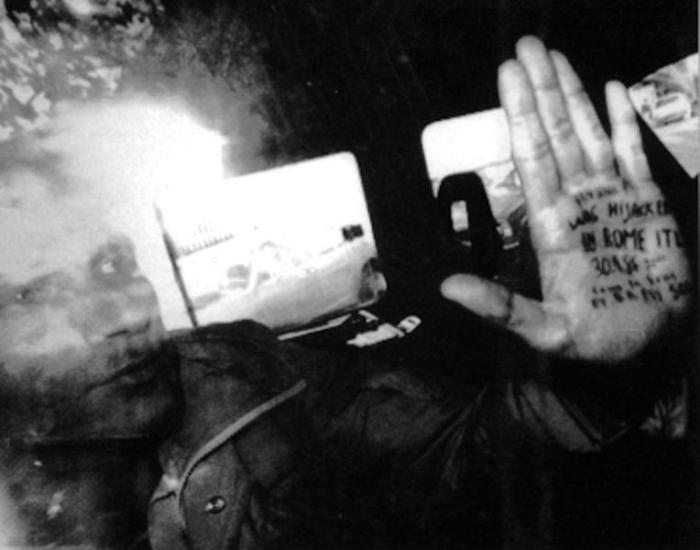 Мордехай Вануну показывает на ладони послание журналистам, 1987 год, Израиль