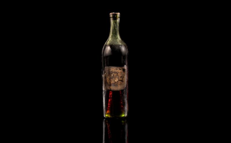 На торгах продана бутылка коньяка 1762 года — старейшего за всю историю аукционов