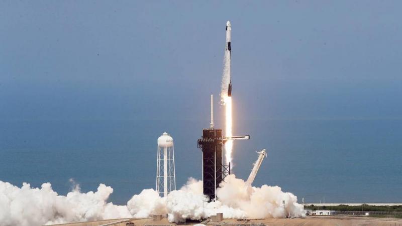 SpaceX впервые запустила корабль Crew Dragon с людьми на борту — это первый пилотируемый старт из США за 10 лет