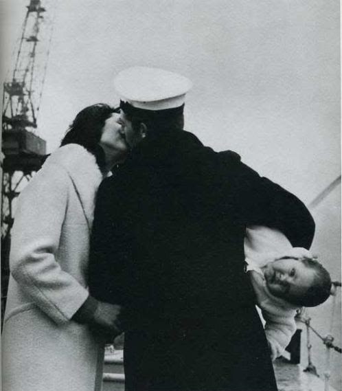 Моряк первый раз видит своего сына после 14–месячного плавания, 1966 год, Портсмут, Великобритания