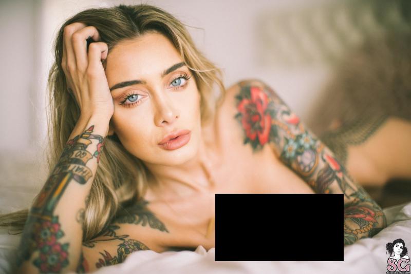 Эротическая фотосессия от суперсексуальной девушки в татуировках (12 фото)