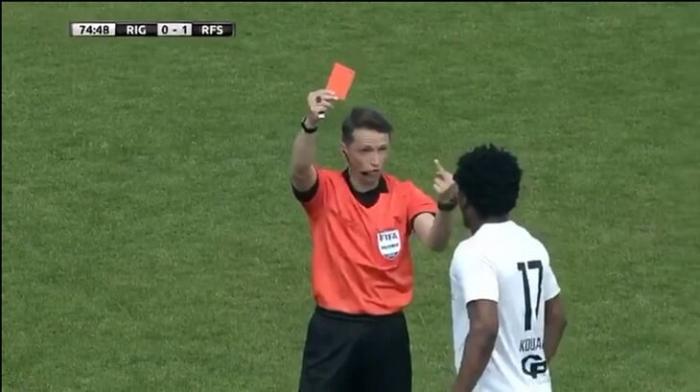 В Латвии судья показал темнокожему футболисту красную карточку и средний палец