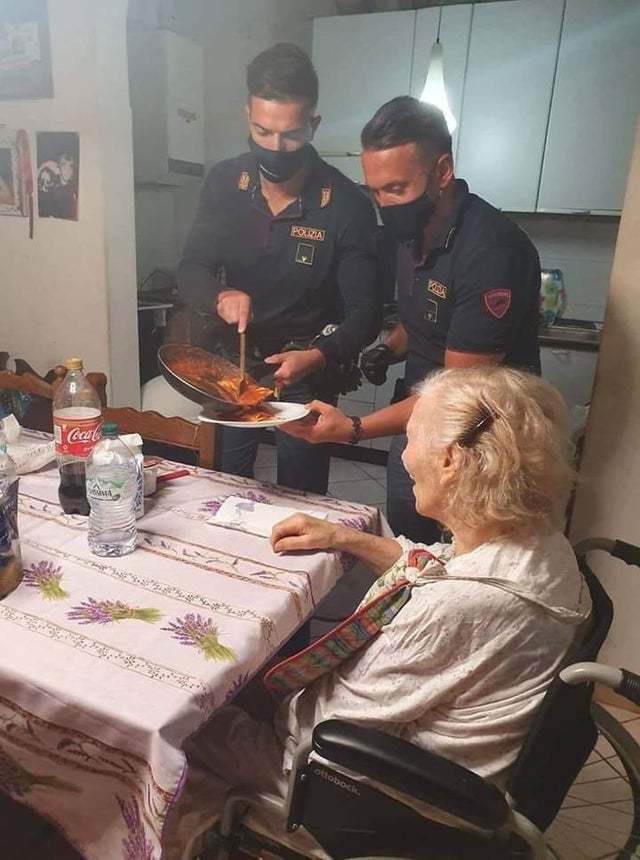 87-летняя итальянка позвонила в полицию и сказала что она одна и голодна.Вот что получилось в итоге