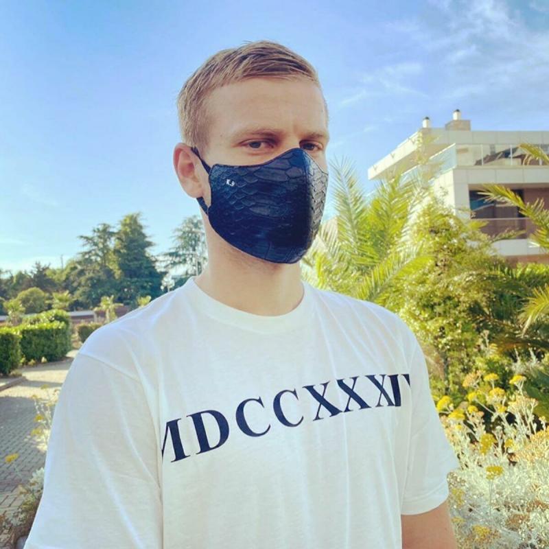 Ургант высмеял маску Александра Кокорина за 30 тыс рублей