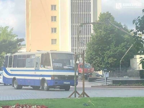 В украинском Луцке мужчина захватил в заложники пассажиров автобуса