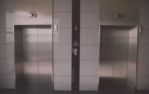 Старушки четыре дня выживали в застрявшем лифте