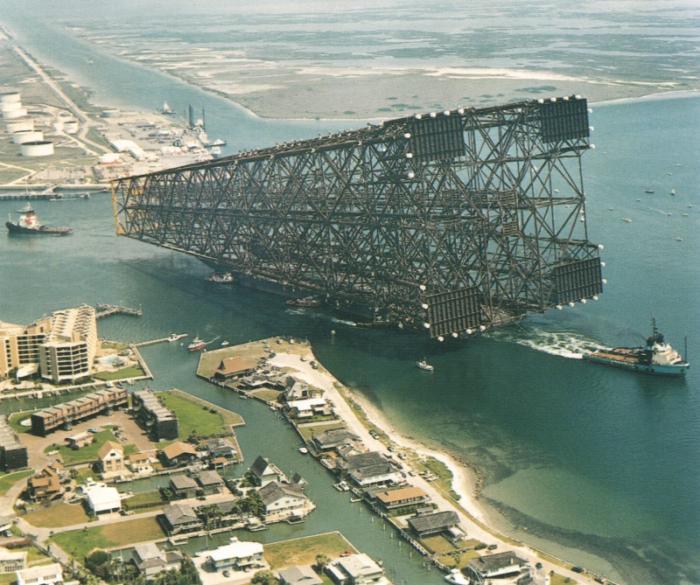 Транспортировка основания буровой платформы Bullwinkle, 1988 год, Мексиканский залив