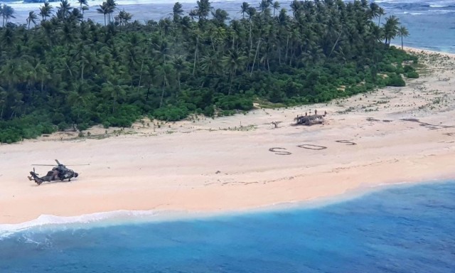 Троих моряков нашли на необитаемом острове в Тихом океане. Всё благодаря надписи SOS на песке