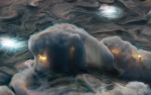 В NASA показали неожиданные "искры" на Юпитере