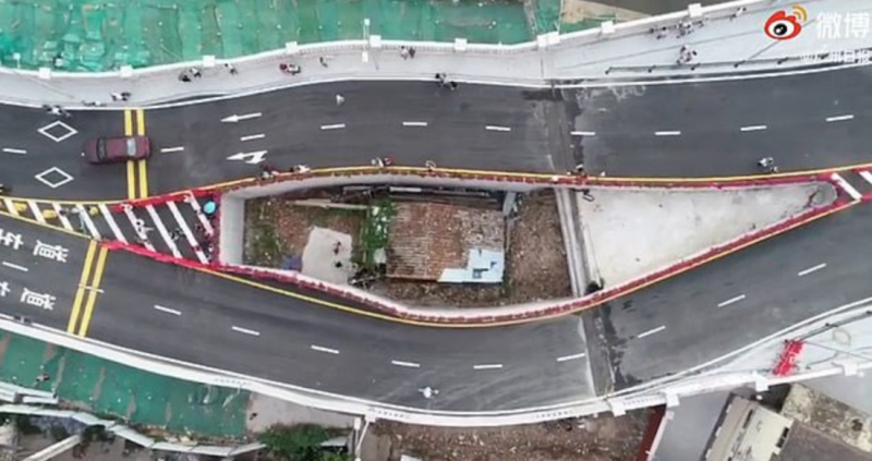 Власти китайского города построили шоссе вокруг дома, хозяйка которого отказалась продавать участок
