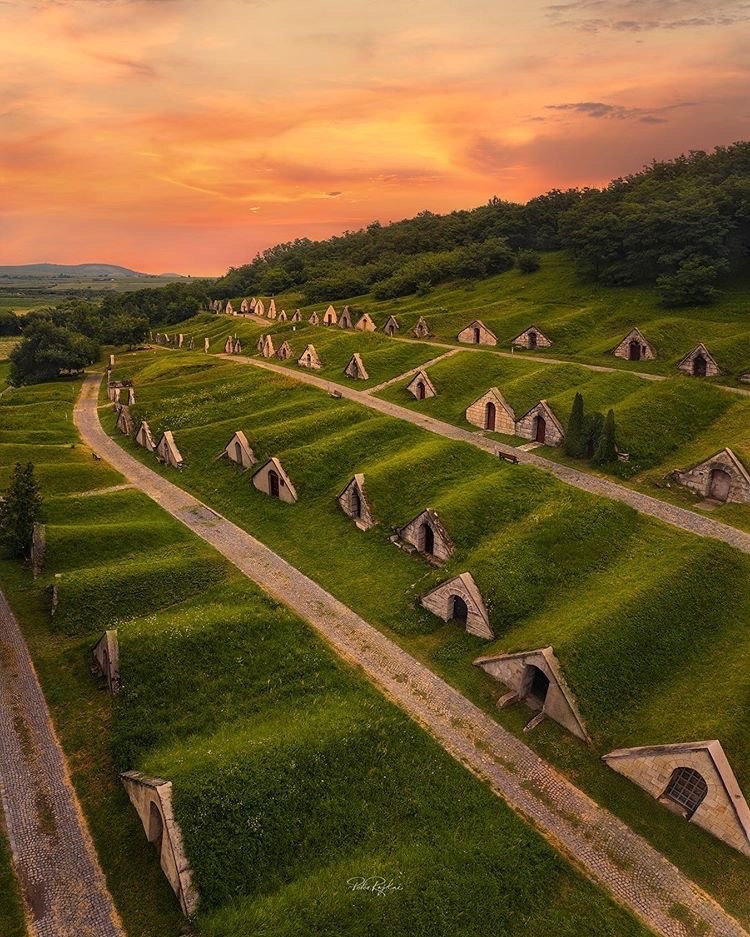 Винные погреба в Венгрии, похожие на деревню Хоббитов