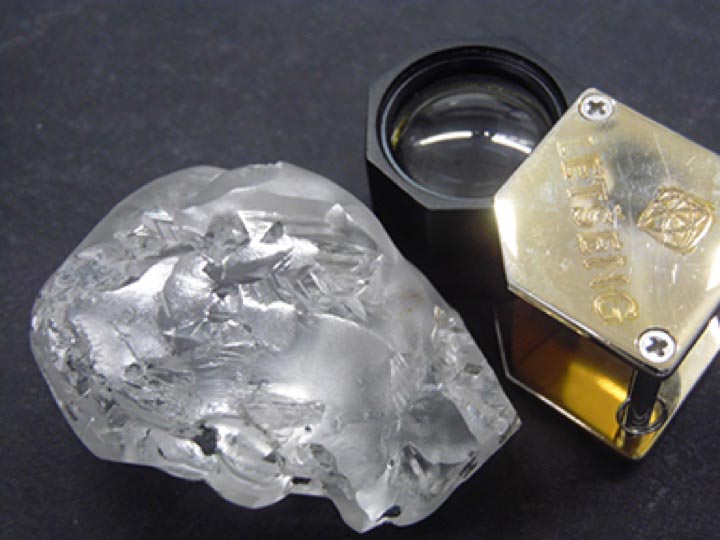 В ЮАР нашли алмаз на 442 карата