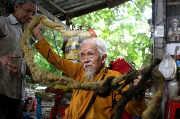 Мужчина за 80 лет отрастил пятиметровые волосы
