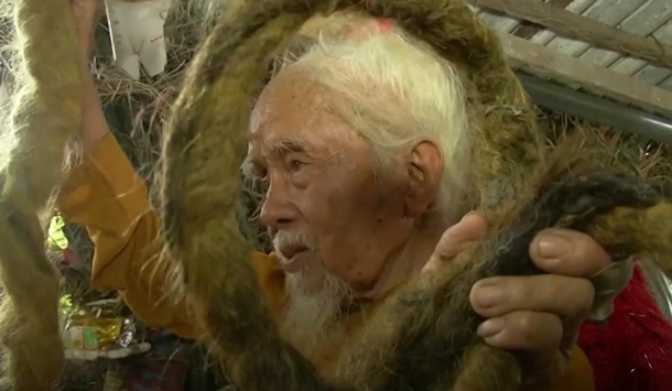 Мужчина за 80 лет отрастил пятиметровые волосы