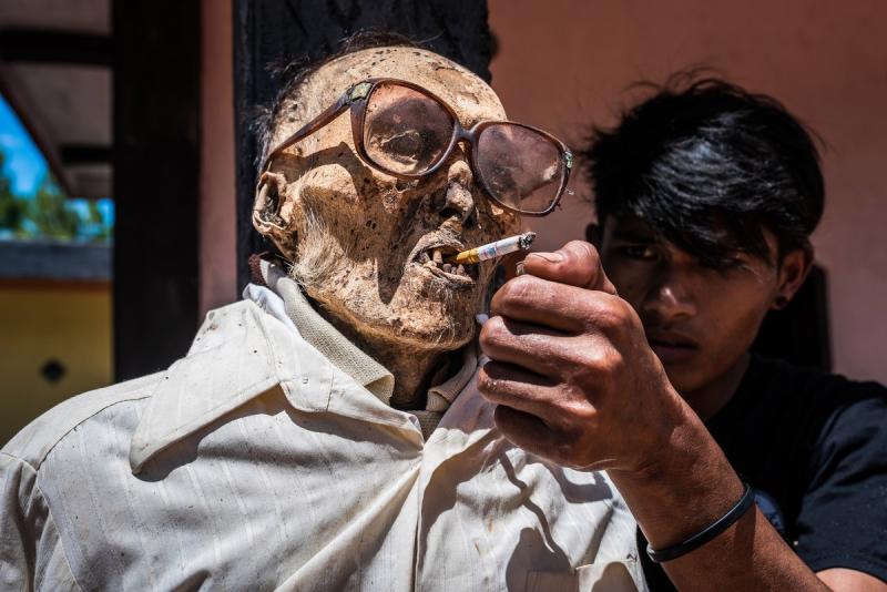 В Индонезии в очередной раз выкопали мертвых родственников, чтобы почистить и переодеть