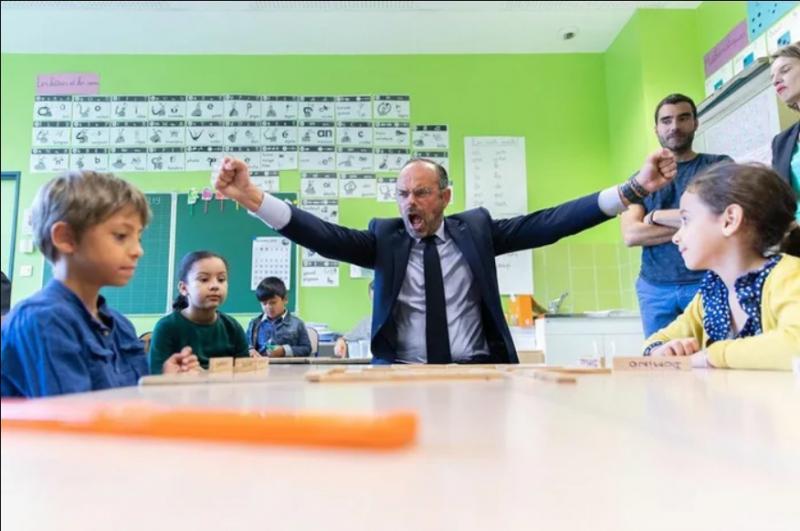 Бывший премьер-министр Франции Эдуард Филипп побеждает в домино у детей во время посещения школы, июль 2020 года