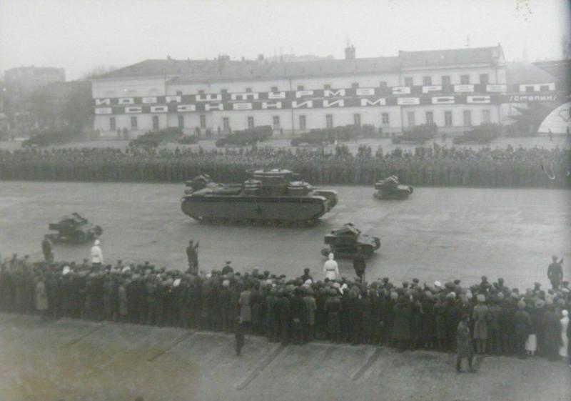 Т-35 с эскортом танкеток Т-27 в Киеве, 1935 год.
