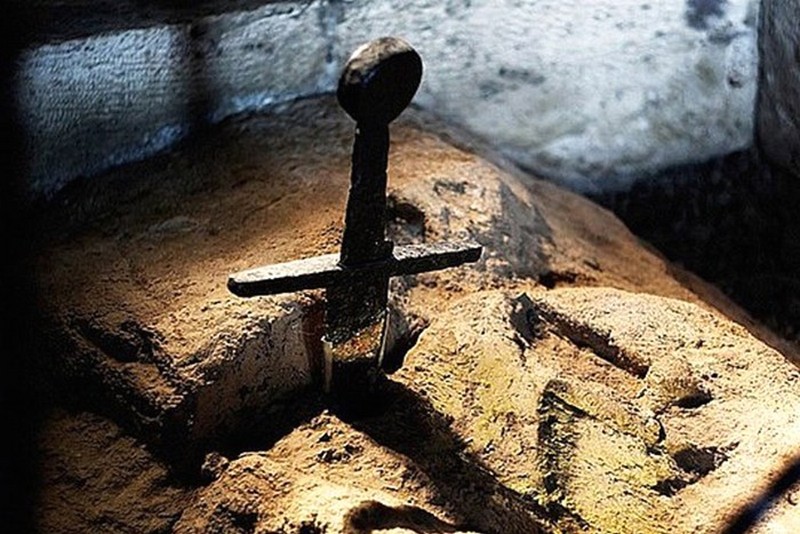 Меч в камне и оружие Карла Великого: легендарные клинки, которые оставили след в истории