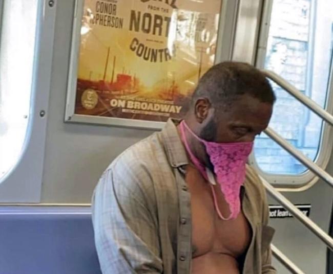 Самые необычные маски на людях из метро во время пандемии коронавируса