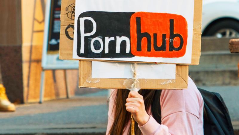PornHub удалил миллионы видео от неверифицированных пользователей после изменения политики сервиса