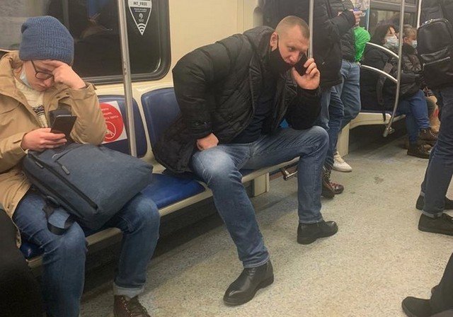 Пользователи Сети обсуждают пассажира в метро