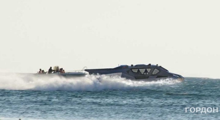 Украинский плавающий бронированный электромобиль едет в Абу-Даби
