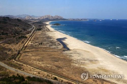 Беженец из КНДР вплавь добрался до Южной Кореи. На берегу он несколько раз попал на камеры, но военные его не замечали