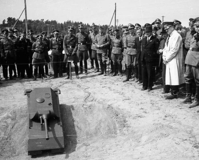 Адольф Гитлер рассматривает модель сверхтяжелого танка Panzerkampfwagen VIII «Maus», 14 мая 1943 года, Великогерманская империя