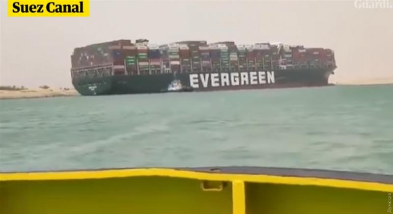 Севший на мель огромный контейнеровоз заблокировал Суэцкий канал