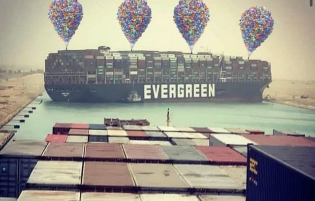 Шутки и мемы про контейнеровоз Ever Given, который заблокировал Суэцкий канал