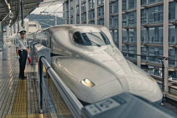 Машинист сверхскоростного поезда в Японии покинул кабину, чтобы сходить в туалет