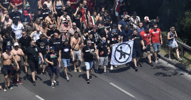 Баннер с перечеркнутым черным человечком на одном колене пронесли фанаты Венгрии перед матчем с Францией