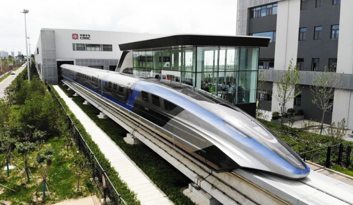 В Китае представили поезд на магнитной подушке, который разгоняется до 600 км/час