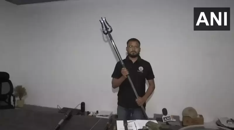 Для индийских пограничников разработали новое нелетальное оружие — трезубец с электрошокером и палицу с шипами