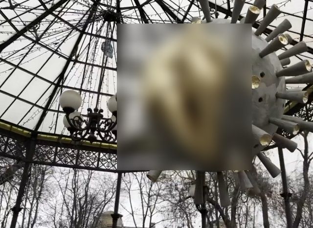 В Одессе появился памятник коронавирусу с золотым женским органом