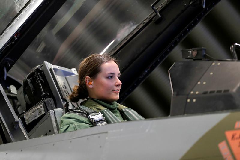 Норвежская принцесса совершила полет на истребителе F-16