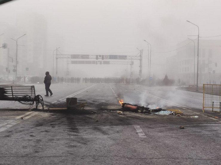 В ходе столкновений в Алматы погибли 13 правоохранителей, двоих обезглавили