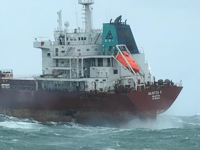 Во время шторма в Северном море с якоря сорвало сухогруз. Он врезался в танкер, а потом — в морскую электростанцию