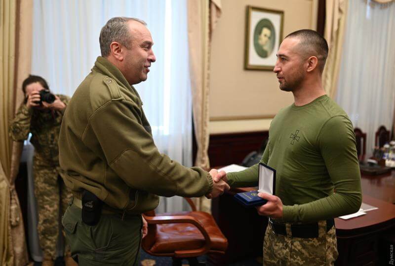 Украинский пограничник, который послал российский корабль, вернулся на Родину и получил награду
